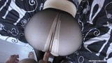 Kongkek awek remaja dengan pantat besar dalam pantyhose - pancutan di kaki snapshot 2