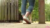 Jasmine jugando con los zapatos de pie en la vista previa de Keds snapshot 2