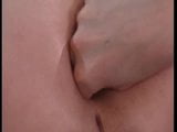 Cinturino anale seguito da un grosso dildo e un pugno fiorito snapshot 4