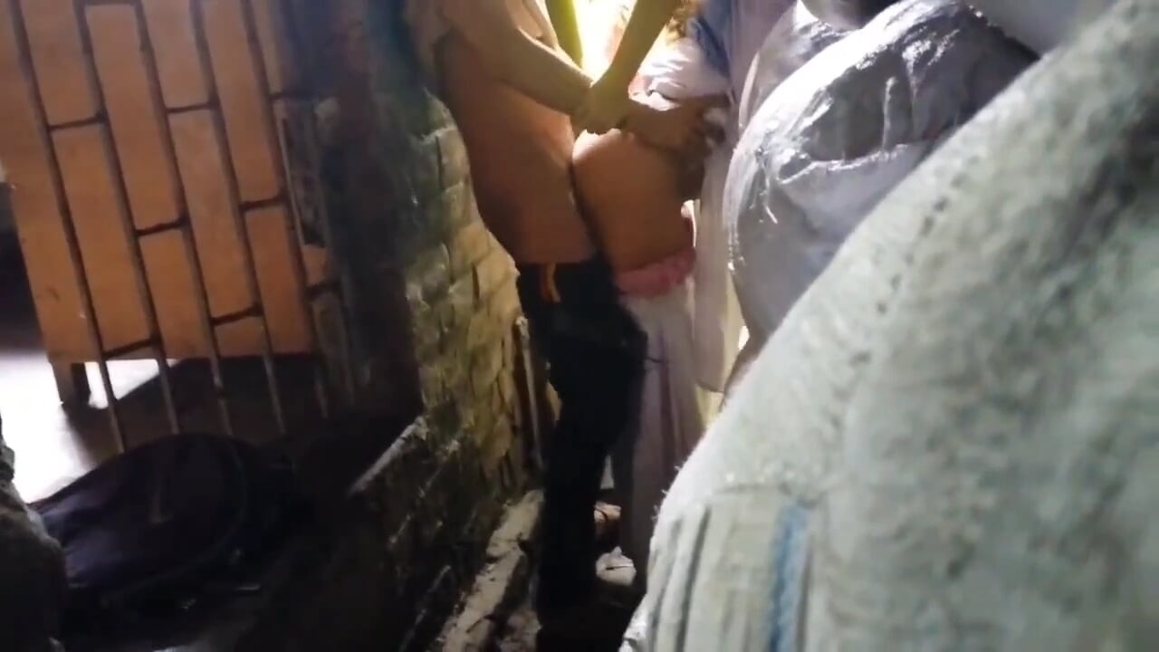 Vero studentessa universitaria di villaggio che fa scopare in uno spazio da solo