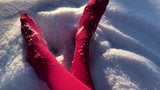 Transvestit in rosa Strumpfhosen, der Spaß im Schnee hat snapshot 4