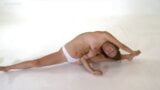 Prsatá a flexibilní gymnastka Alisa, upscalovaná na 4k snapshot 2