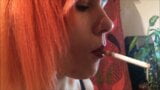 Une rousse fume en gros plan snapshot 1