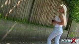 Grande jugged rubia minx lexi ryder meando al aire libre snapshot 5