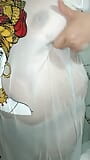 Ateşli transparan kıyafetler giyen ve iç çamaşırı giymeyen Faslı bir kadın banyoda yalnız snapshot 10