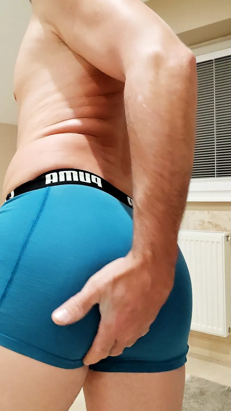 Sveglia il mio cazzo in mutandine blu