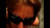 Grosses giclées sur des lunettes de soleil snapshot 1