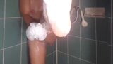 Cámara oculta en una ducha pública. La bailarina se lava en la ducha con jabón, se afeita el coño. snapshot 5