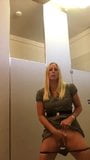 Une maman MILF exibitionniste baise dans des toilettes publiques snapshot 10