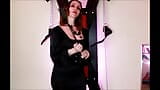 Mistress Eva, Lateks Femdom milf, Satynowy Fetysz, Skóra Dominatrix W okularach, Taniec, Bdsm Solo snapshot 4