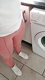 Une belle-mère avec un gros cul dans un pantalon rose se fait gifler par son beau-fils dans la cuisine snapshot 8