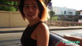 Tuktukpatrol vollbusige thailändische MILF bietet an, auf großen Schwanz zu kommen snapshot 7