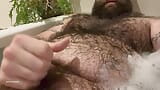 El oso peludo gay Teddy Wilder se masturba en la bañera y muestra sus grandes bolas snapshot 11