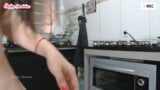 Une femme de ménage nue nettoie la cuisine snapshot 10