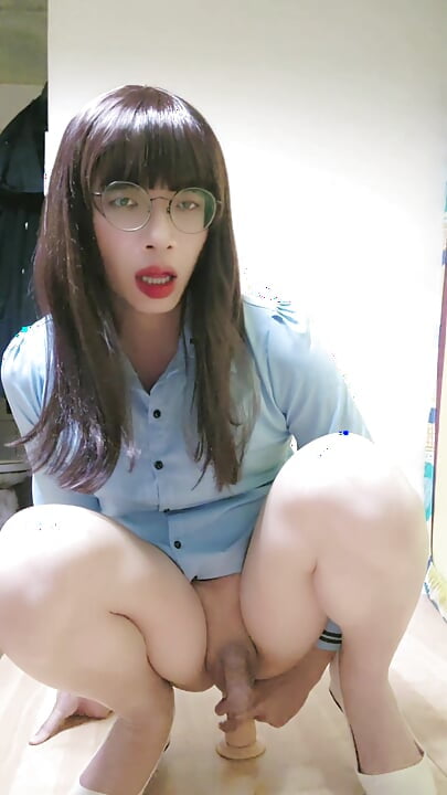Tingxuan, femme de bureau trans, chevauche un gode et se fait éjaculer dessus