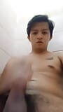 Joven chico adolescente asiático se masturba y se corre debajo de la ducha snapshot 2