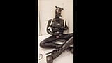 Travesti en latex, masturbation bâillonnée et éjacule partout en costume snapshot 6