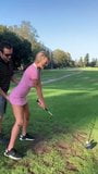 Sexig blondin som spelar golf snapshot 1