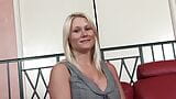 Vollbusige blonde deutsche MILF erfreut einen Schwanz mit ihren erstaunlichen Bewegungen snapshot 2