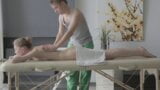 Geschoren Russische tieners worden hard geneukt na een massage snapshot 3