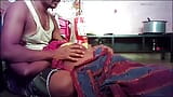 Indische dorf-hausfrau spielt mit ihren sexy möpsen snapshot 10