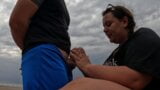 BBW gibt riskanten Blowjob am Strand snapshot 14