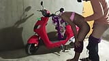 Une trans danse sur un scooter électrique chez elle et se fait enculer par son copain - danse bhojpuri - voix hindi snapshot 17