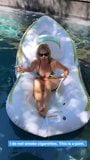 Chelsea Handler im Bikini im Pool snapshot 6