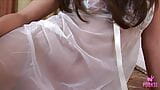 Jonge brunette Julie doet haar babydoll weg om je te plagen! snapshot 5