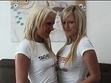 Deux adolescentes blondes habillées comme il faut pour l'esprit de Noël snapshot 8