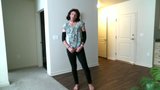 Cougar travesti tira sua calça jeans skinny snapshot 2