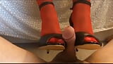 Mis medias manchadas de semen después de un footjob en tacones snapshot 3