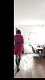 Nicki-Crossdress in een rode jurk met sexy netkousen en laarzen snapshot 1