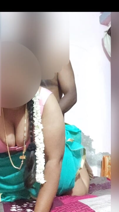 Indická tetička s velkými prsy V růžové haleně a saree dostane její kundičku prstěnou před doggystyle creampie sex