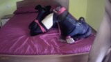 Laura on Heels amateur 2021. Attachée sur un lit d'hôtel sur une tenue sexy, une gorge profonde et du sperme dans la bouche snapshot 12