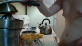 Sappige babe met knijpbare wangen perst naakt in de keuken - aflevering 30 snapshot 8