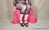 सी-थ्रू ड्रेस और सेक्सी पैंटी - सरप्राइज दिखाने के लिए पैर फैलाना snapshot 1