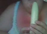 Donnona Mandy dal Maine che gioca con la banana snapshot 2