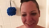 Une salope avale du sperme sous la douche en POV snapshot 1