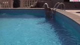 Geile Blondine am Pool gebumst im Urlaub snapshot 15