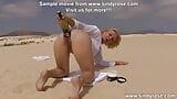 Sindy Rose leva uma garrafa de vinho na bunda e prolapso anal nas dunas de areia snapshot 9