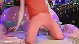 Fată transsexuală se udă în pantaloni și bluză roșu coral. snapshot 2