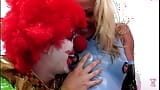 Великолепная блондинка Jodie Moore позволяет гнусном клоуну долбить ее очко перед дегустацией его спермы snapshot 5