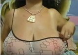Süße fette große nippelte reife schwarze Titten vor der Webcam gestreift snapshot 10