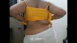 Chica de oficina india se desnuda delante de su jefe en videollamada snapshot 5