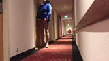 Travestiet zelfbondage in hotelgang en betrapt snapshot 7