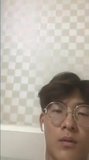 Koreaanse jongen met bril komt frontaal klaar voor de camera snapshot 2