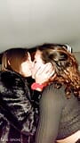 Adolescente lesbiene în mașină, noaptea, distrându-se în spate, curveLe Belle Amore și April Bigass snapshot 1