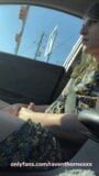 Chica trans caliente Raven Thorne se corre en el coche snapshot 12