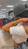Сексуальная татуированная белая девушка с большой шикарной задницей раздевается до задницы в магазине snapshot 16